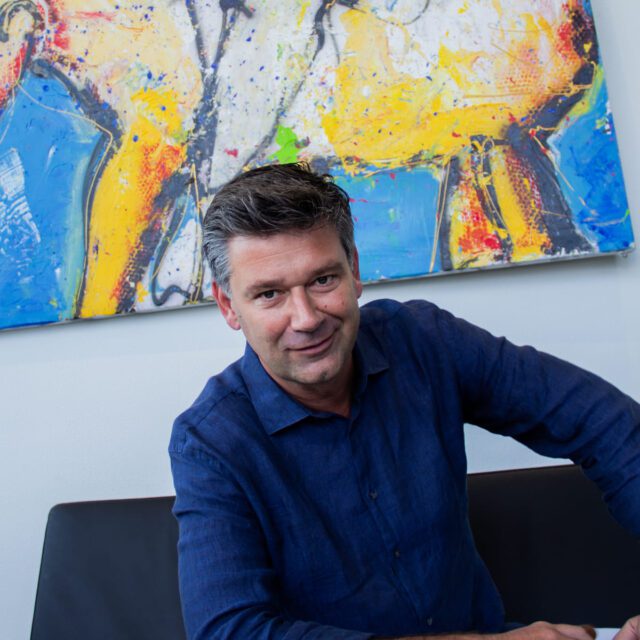 Portretfoto van Daniël Storm, merkstrateeg, exit-specialist en medeoprichter van Zaakwaarde.