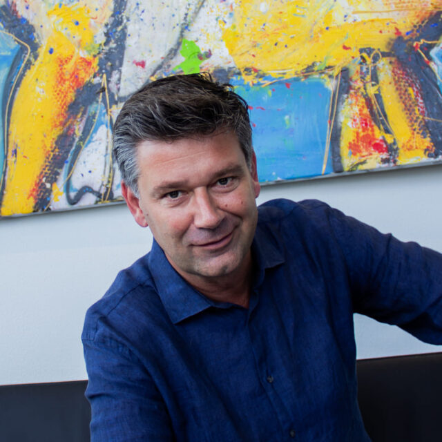Portretfoto van Daniël Storm, merkstrateeg, exit-specialist en medeoprichter van Zaakwaarde.